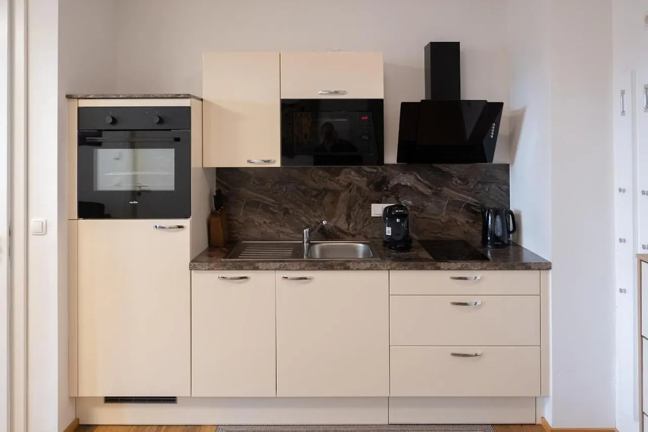 Modern Apartment W/ Cozy Balcony Near City Center فيينا النمسا