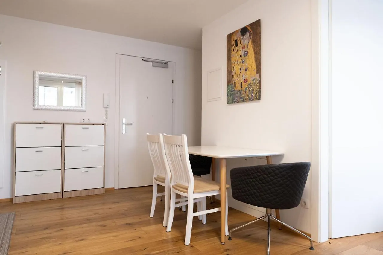 Modern Apartment W/ Cozy Balcony Near City Center فيينا 0*,  النمسا