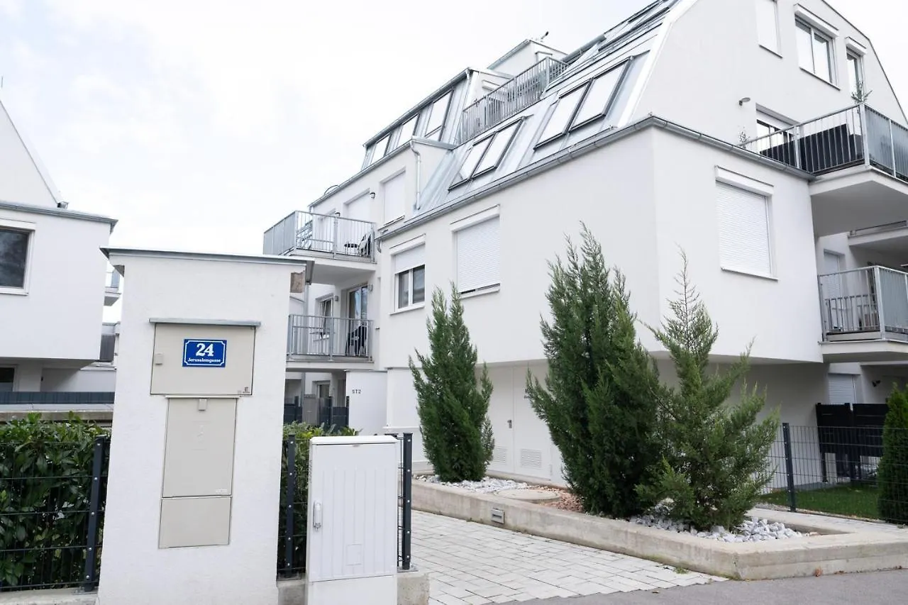 Modern Apartment W/ Cozy Balcony Near City Center فيينا