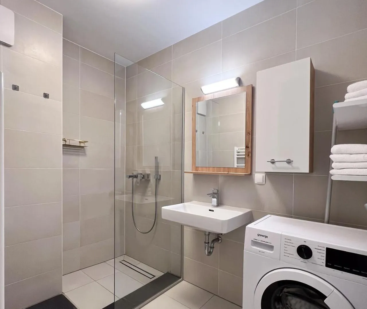 Modern Apartment W/ Cozy Balcony Near City Center فيينا