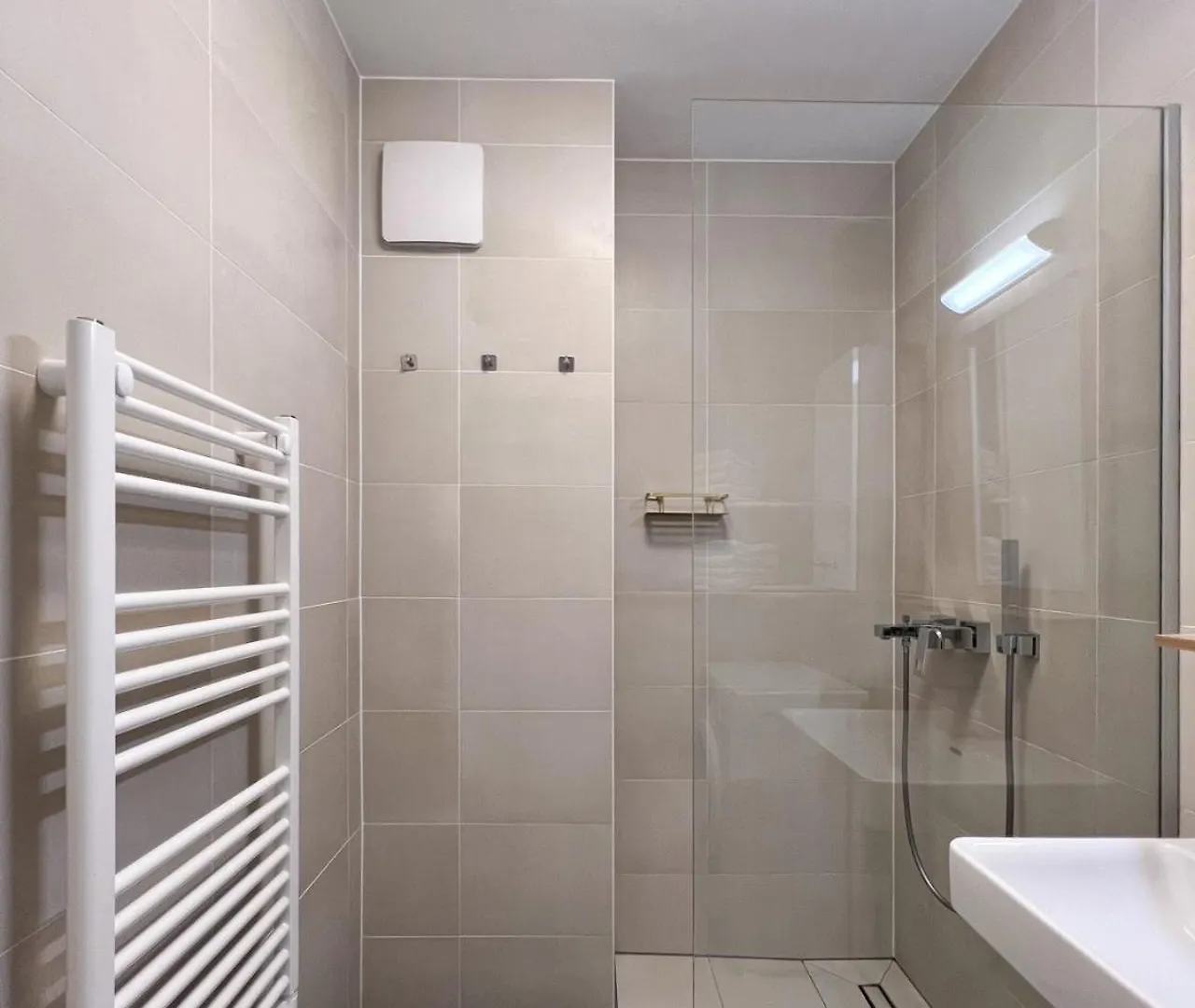 Modern Apartment W/ Cozy Balcony Near City Center فيينا